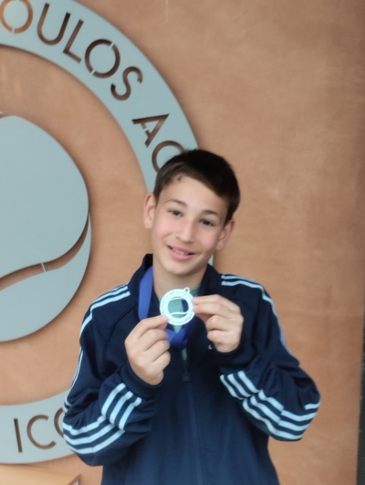 &Delta;&iota;&pi;&lambda;ή &epsilon;&pi;&iota;&tau;&upsilon;&chi;ί&alpha; &gamma;&iota;&alpha; &tau;&omicron;&nu; &Nu;.&Alpha;&gamma;&gamma;&epsilon;&lambda;ή &sigma;&tau;&eta;&nu; &kappa;&alpha;&tau;&eta;&gamma;&omicron;&rho;ί&alpha; &Alpha;12